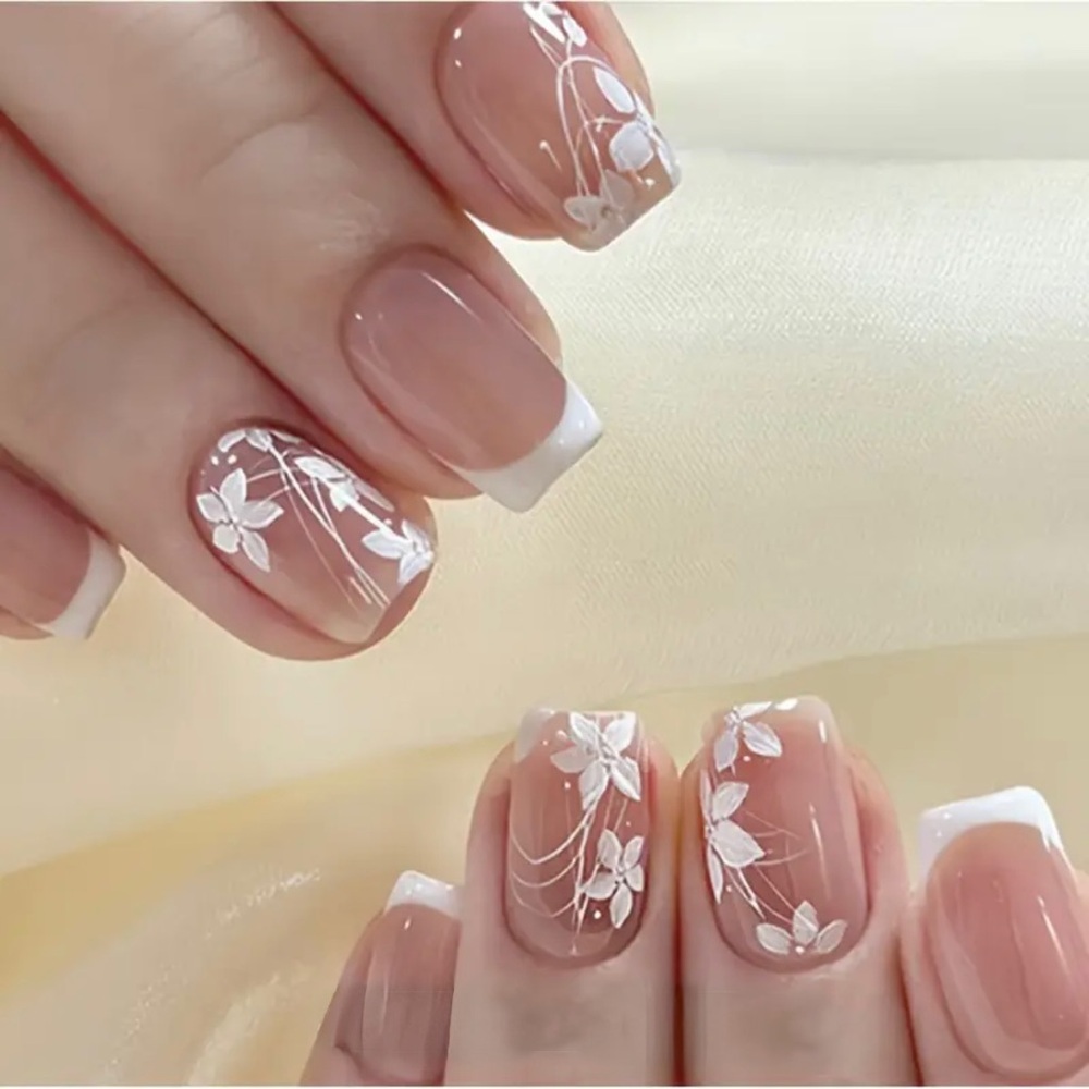 French Tip Floral Press-On Nails – White Flower Design on Nude Base(24 pcs)